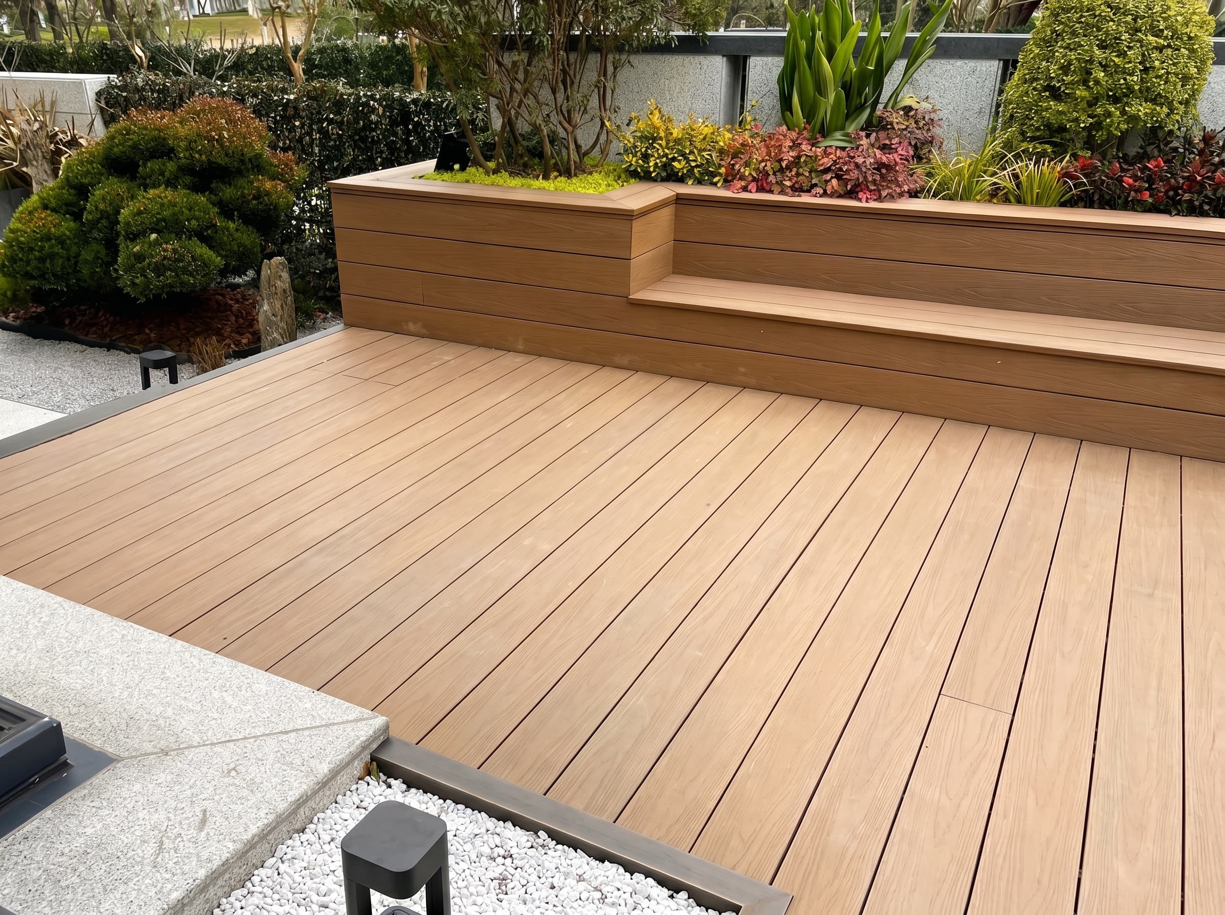 Фактура террасной доски ДПК Handecking в Алматы — патио во дворе, цвет орех