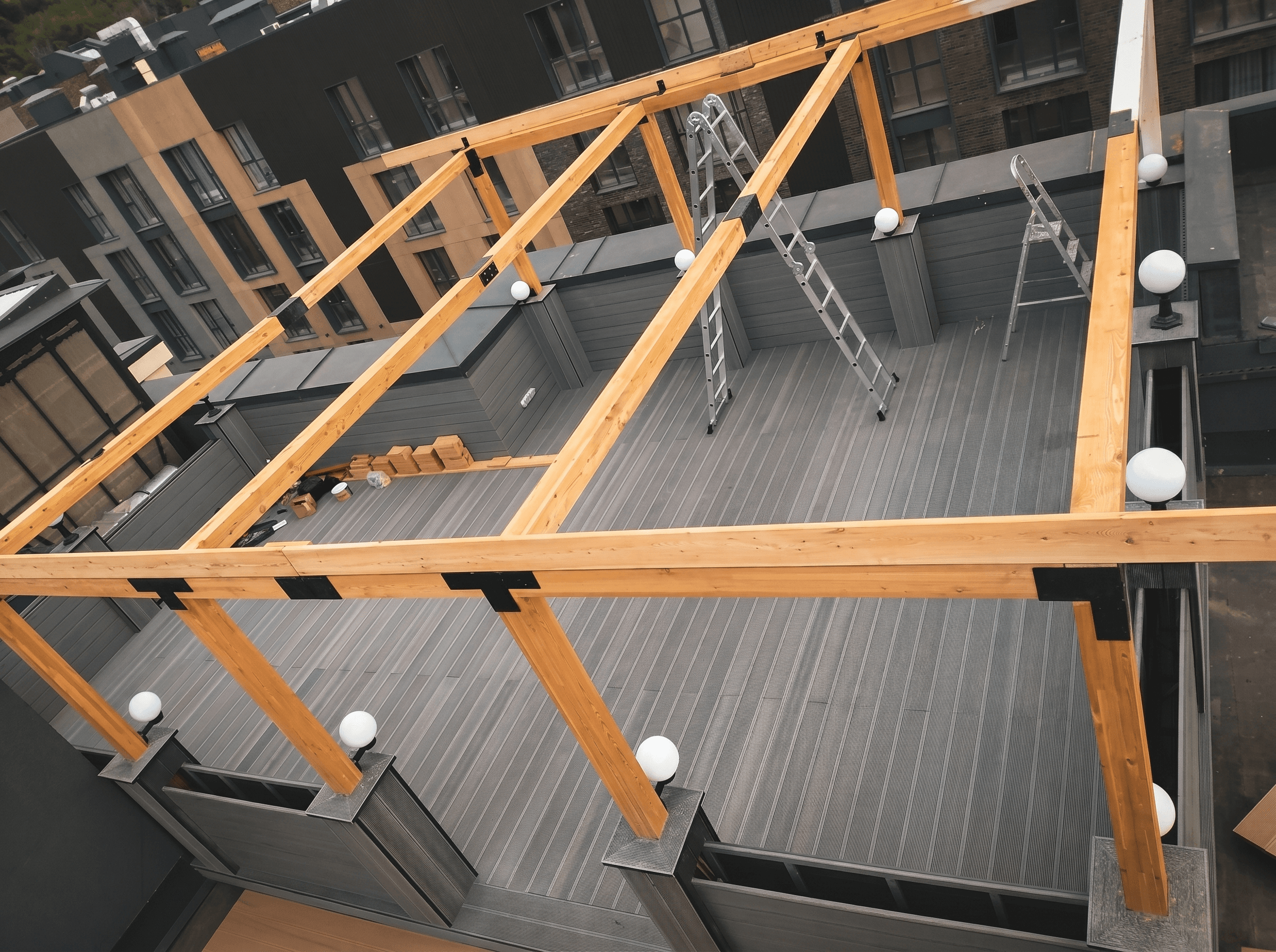 Монтаж террасной доски ДПК на кровле в Алматы — лаги и каркас, работа Handecking